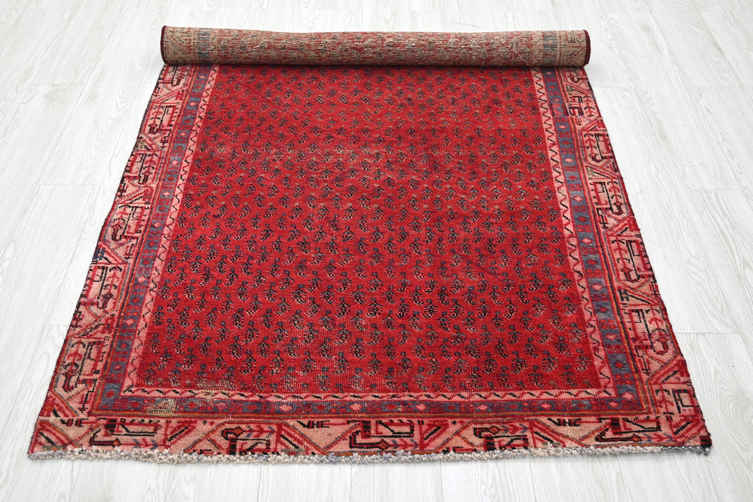 Accent rug 3' 10" x 6' 5"