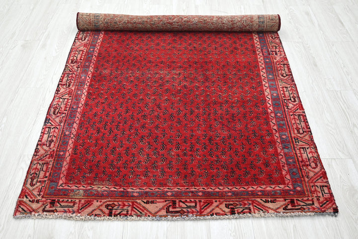 Accent rug 3' 10" x 6' 5"