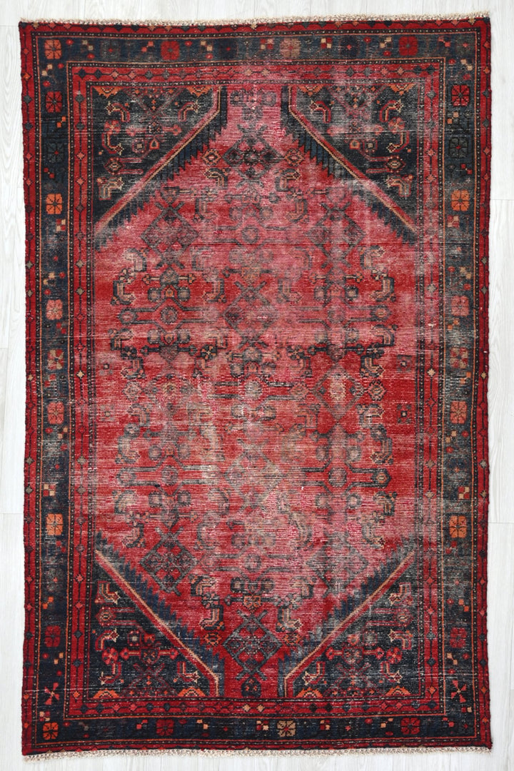 Medium rug 4' 0" x 6' 8"