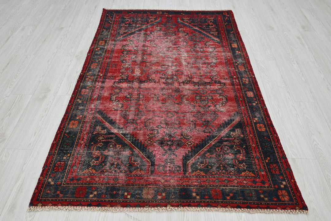 Medium rug 4' 0" x 6' 8"
