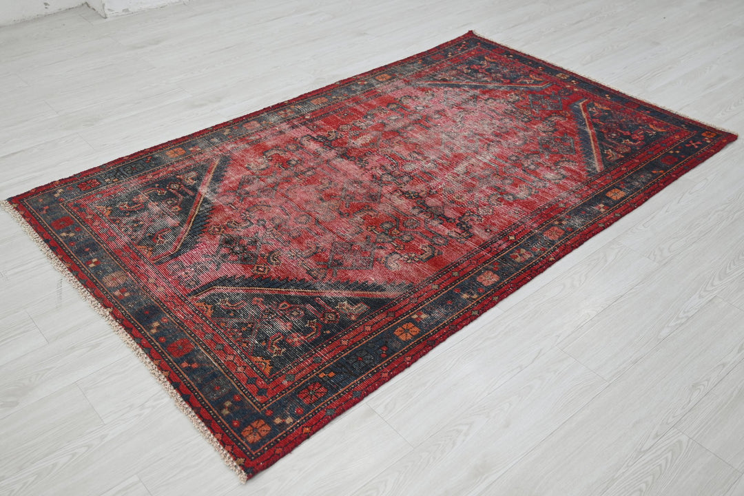 Medium rug 4' 0" x 6' 8"
