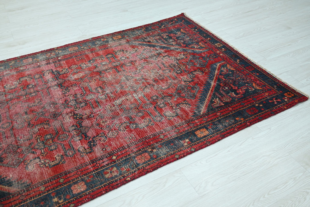 Medium rug 4' 0" x 6' 8"