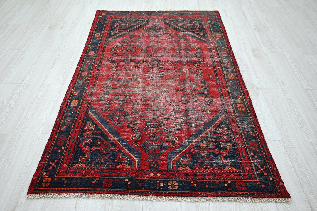 Medium rug 4' 0" x 6' 8"