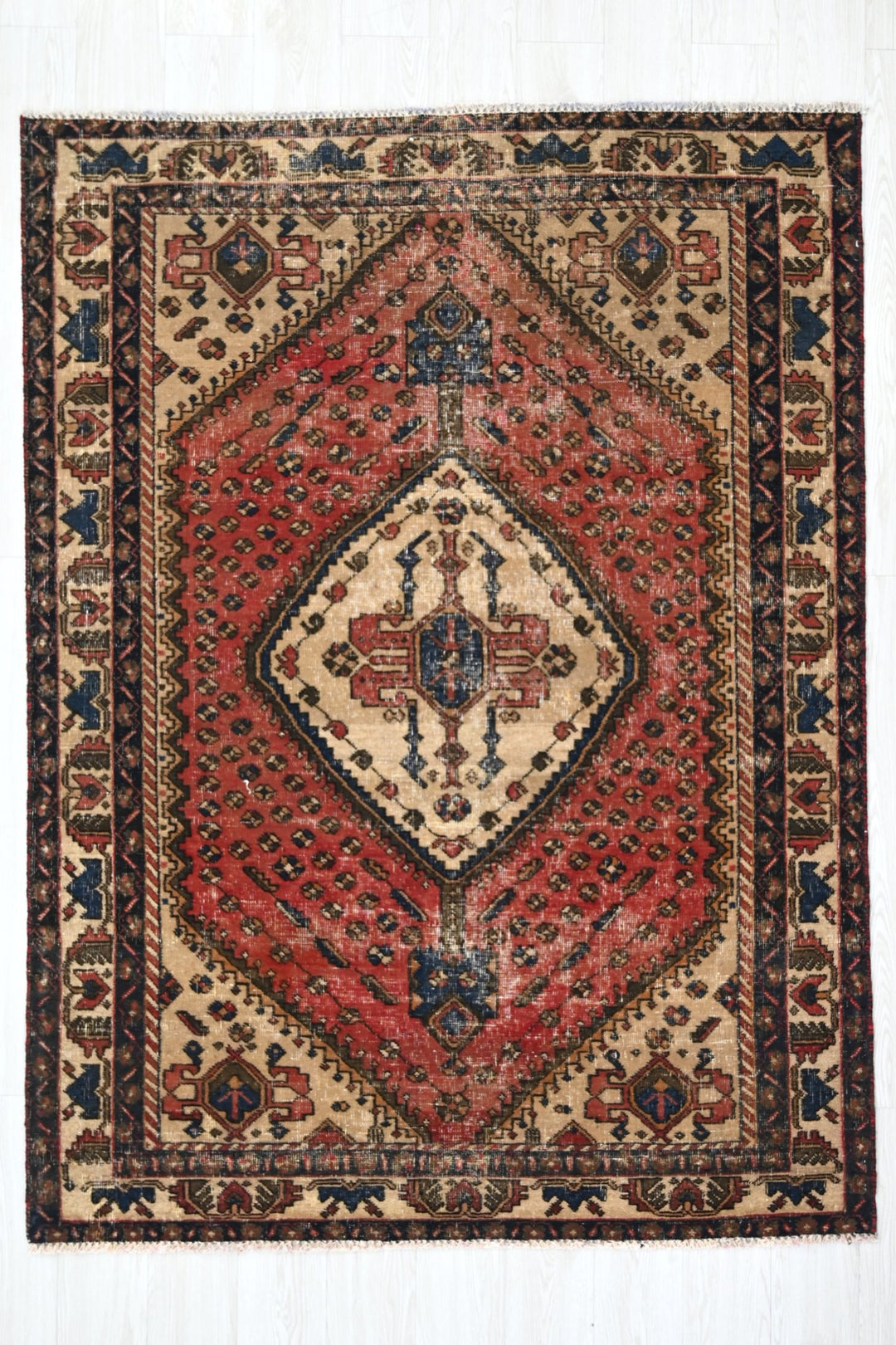 red Medium rug 4' 9" x 6' 4"