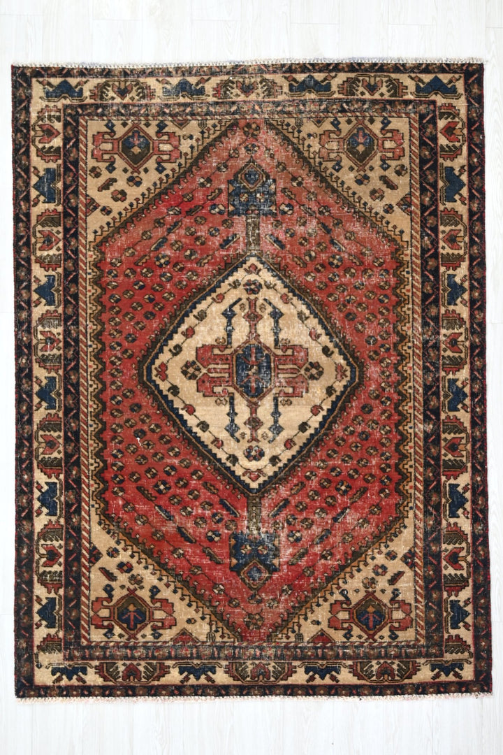 red Medium rug 4' 9" x 6' 4"
