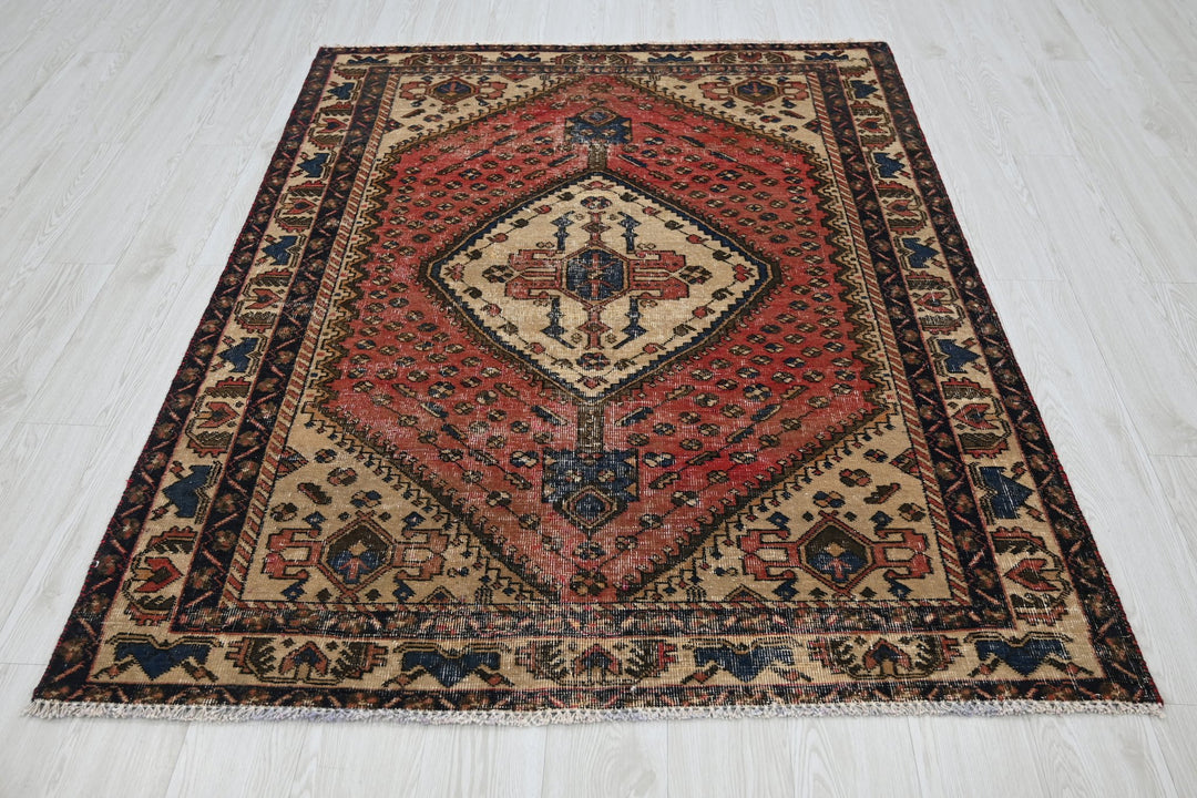 red Medium rug 4' 9" x 6' 4"