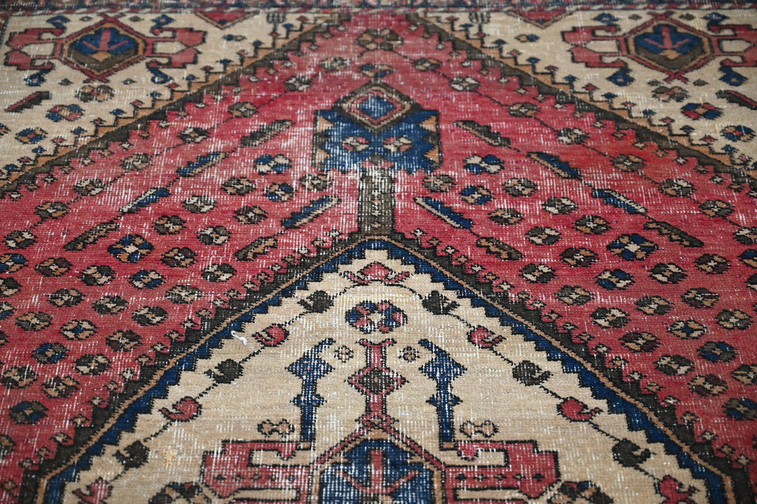 red Medium rug 4' 9" x 6' 4"