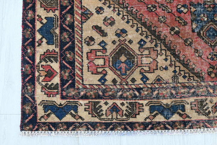 red Medium rug 4' 9" x 6' 4"