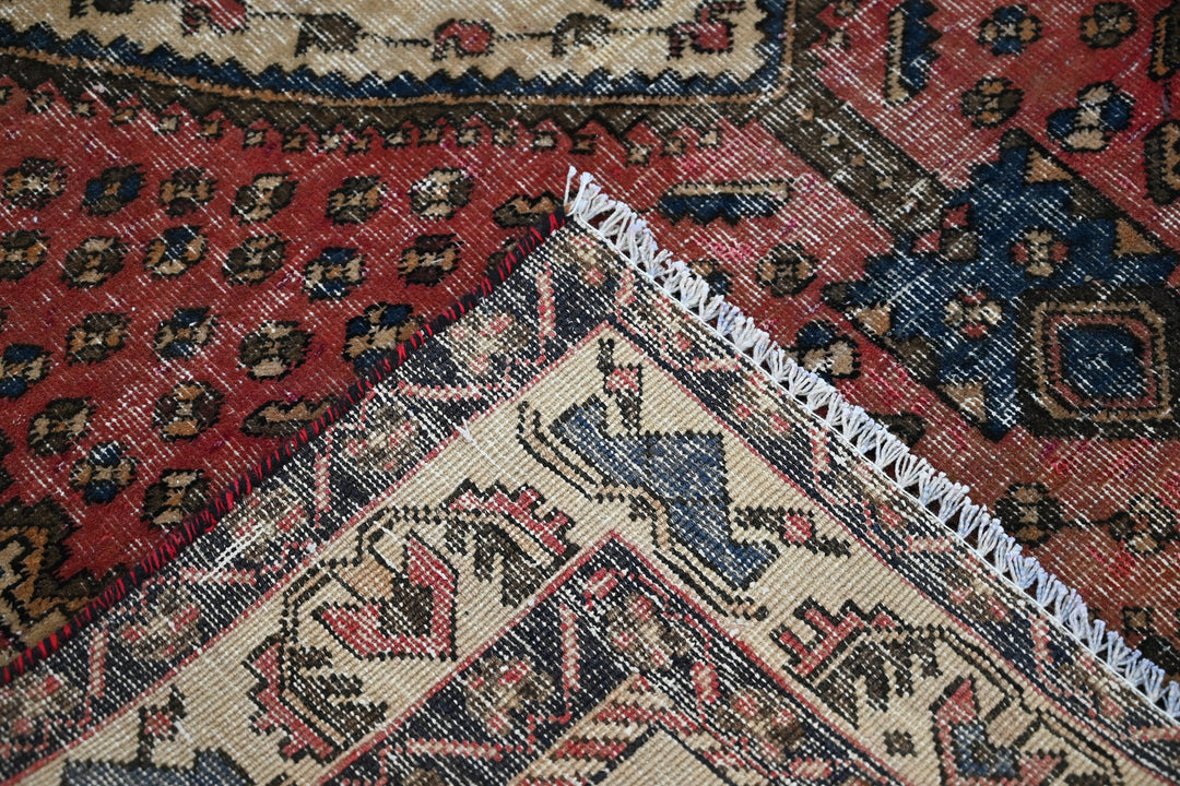 red Medium rug 4' 9" x 6' 4"