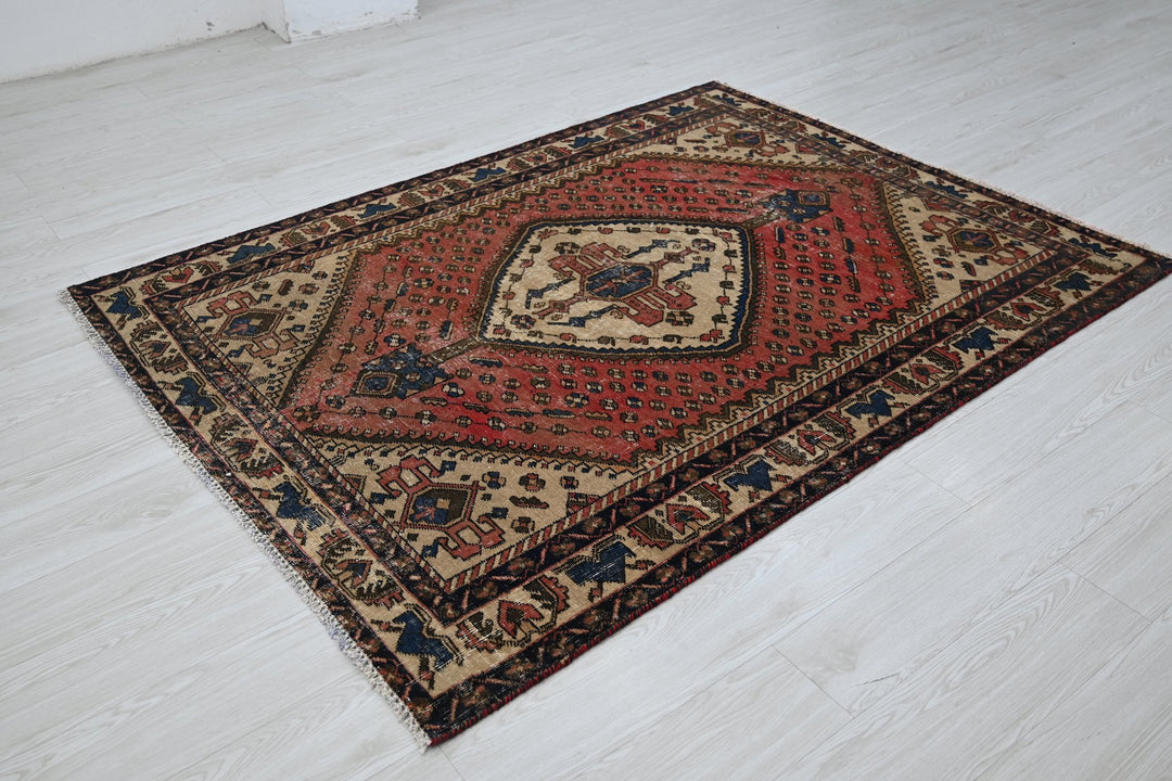 red Medium rug 4' 9" x 6' 4"