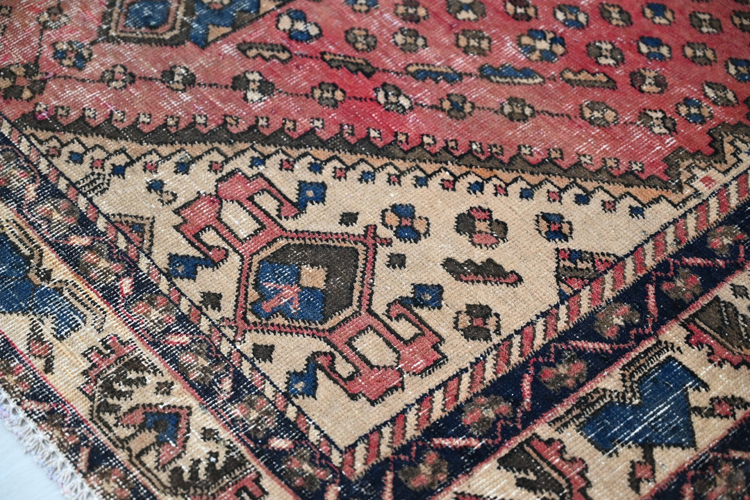 red Medium rug 4' 9" x 6' 4"