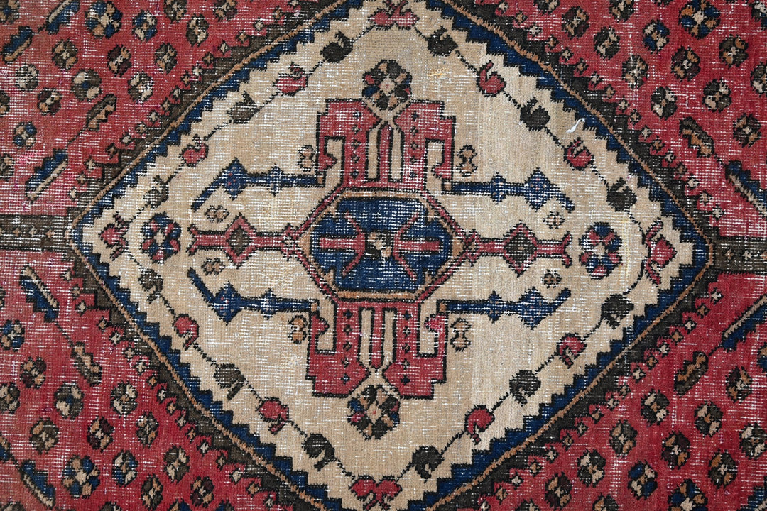 red Medium rug 4' 9" x 6' 4"