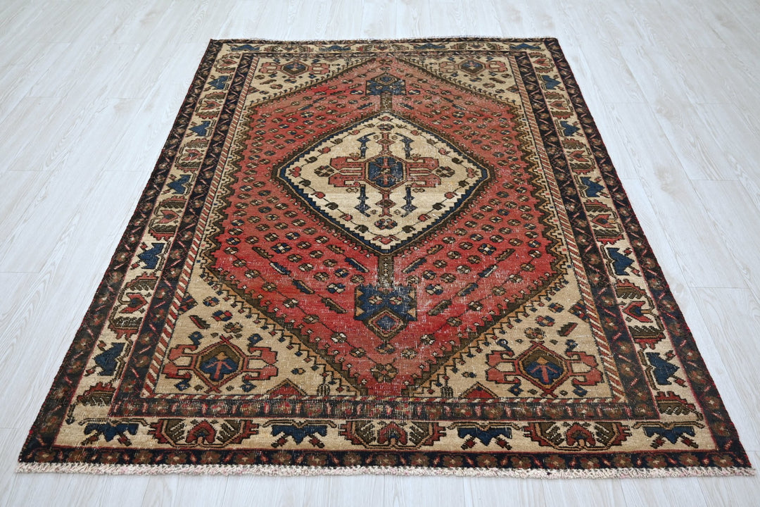 red Medium rug 4' 9" x 6' 4"