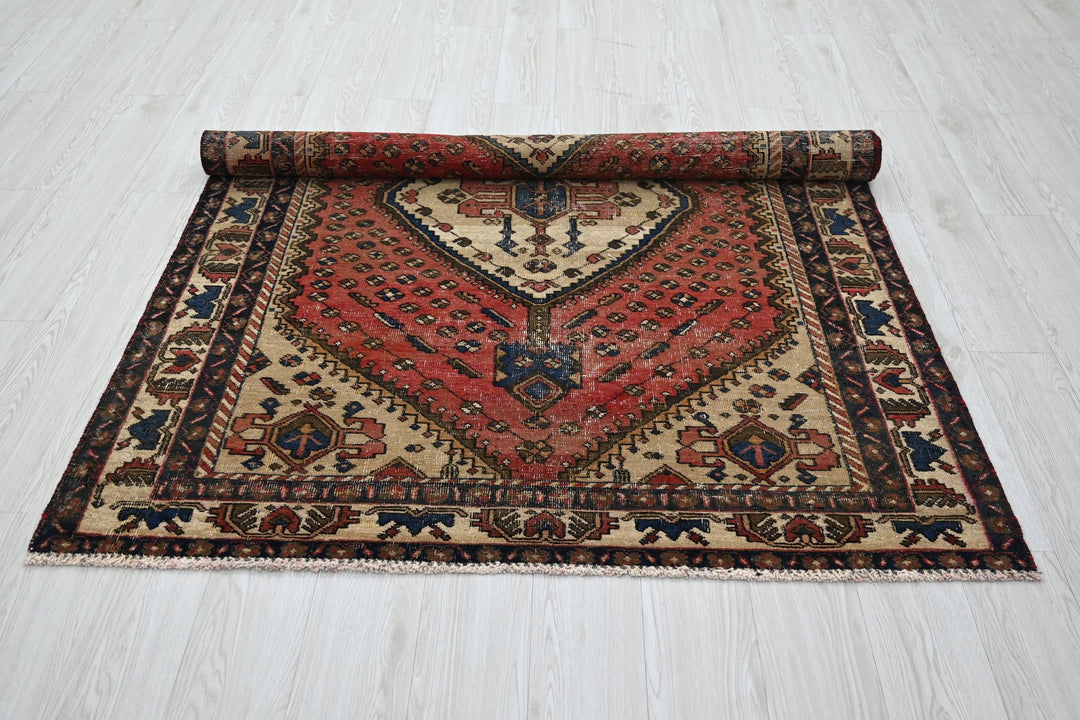red Medium rug 4' 9" x 6' 4"