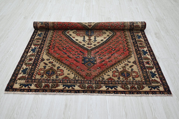 red Medium rug 4' 9" x 6' 4"