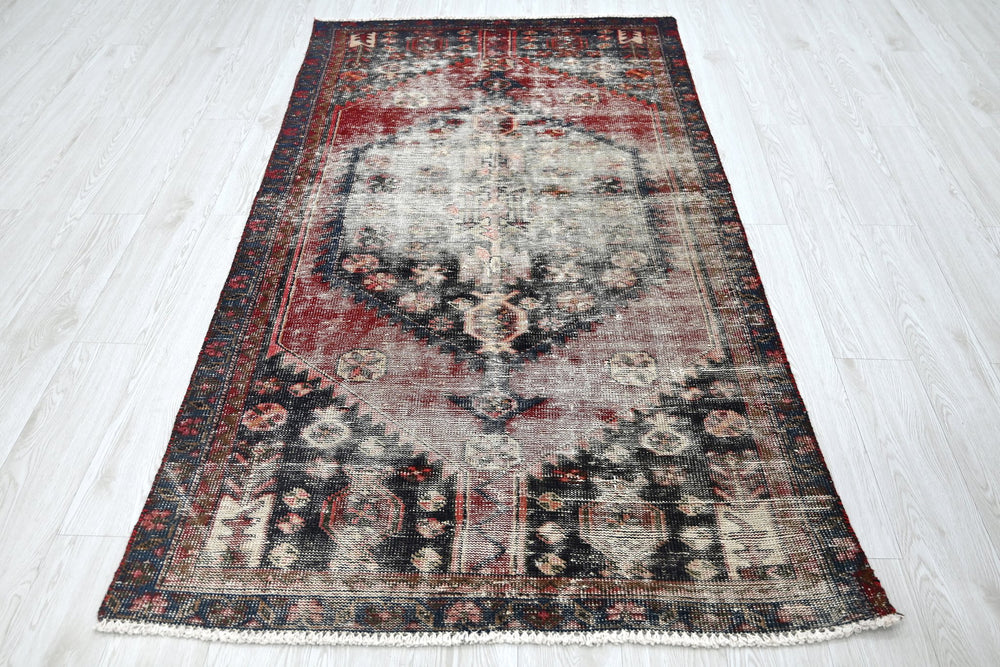 white Medium rug 3' 9" x 7' 3"
