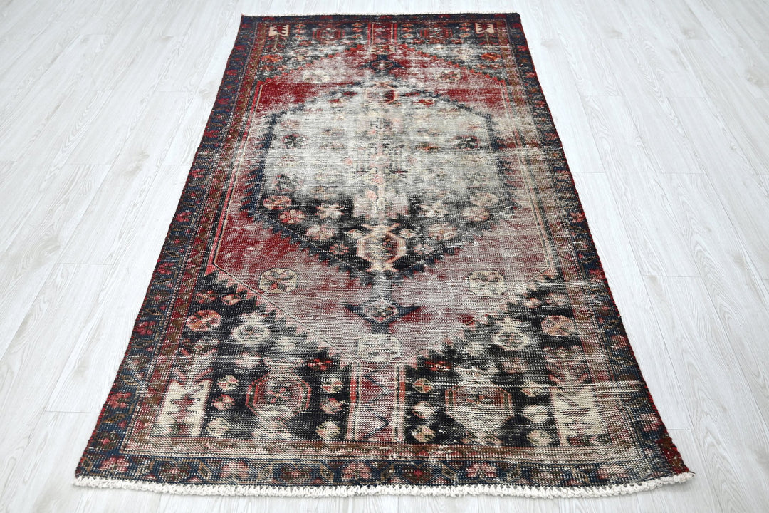 white Medium rug 3' 9" x 7' 3"