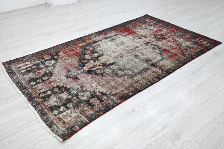 white Medium rug 3' 9" x 7' 3"