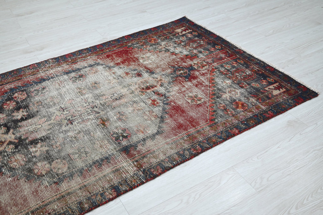 white Medium rug 3' 9" x 7' 3"