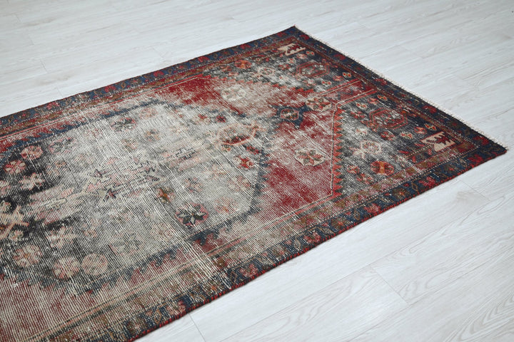white Medium rug 3' 9" x 7' 3"