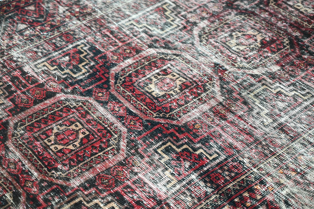 red Medium rug 3' 9" x 7' 0"
