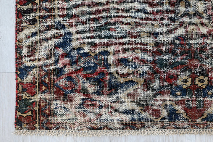 brown Accent rug 4' 0" x 5' 10"