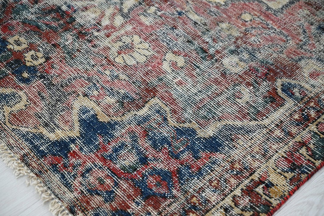 brown Accent rug 4' 0" x 5' 10"