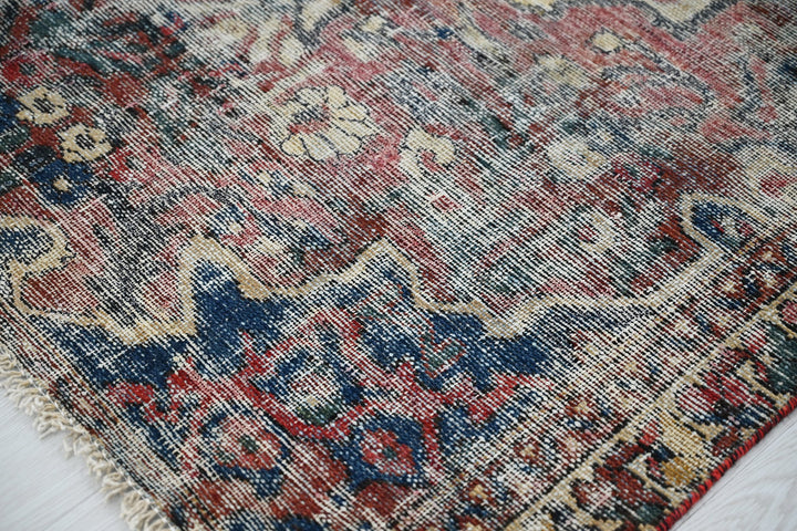 brown Accent rug 4' 0" x 5' 10"