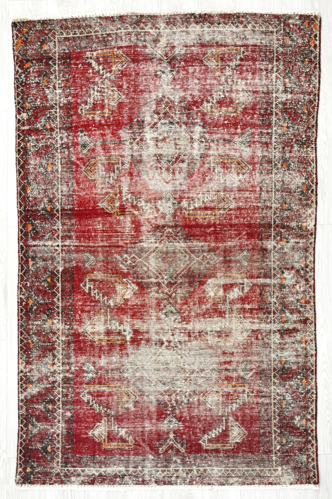 red Accent rug 3' 10" x 6' 2"