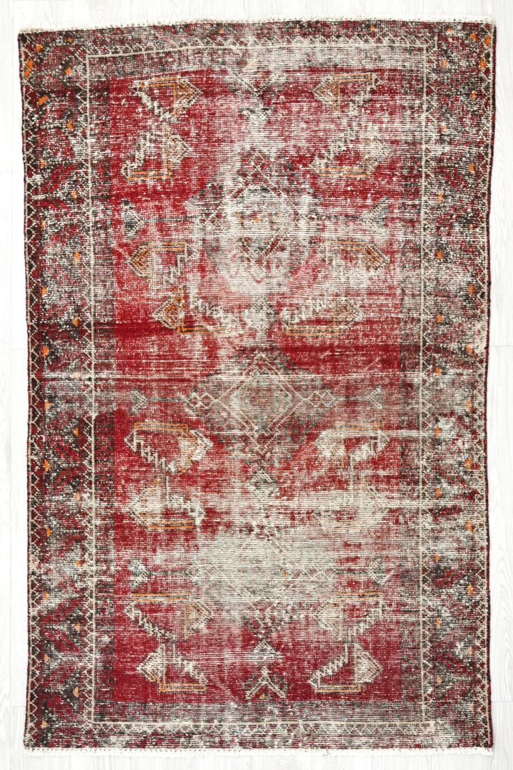 red Accent rug 3' 10" x 6' 2"