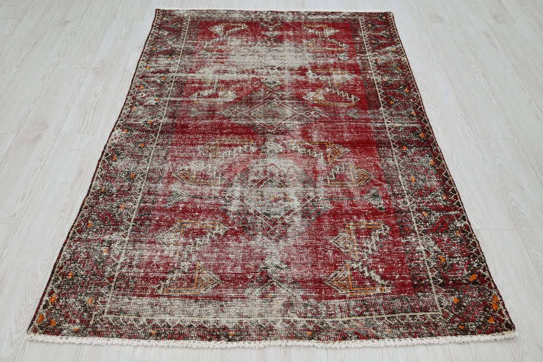 red Accent rug 3' 10" x 6' 2"