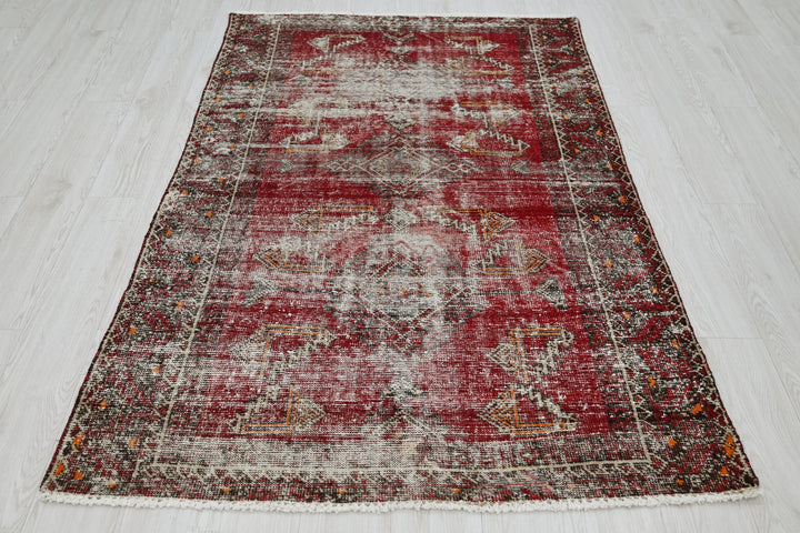 red Accent rug 3' 10" x 6' 2"