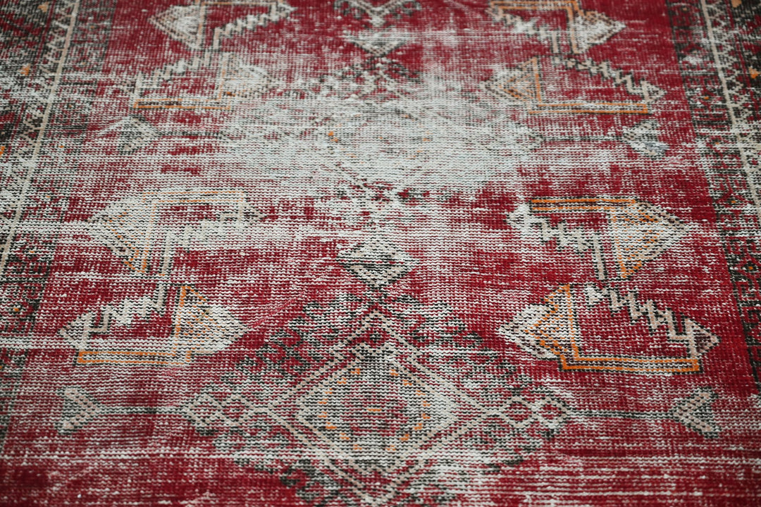 red Accent rug 3' 10" x 6' 2"