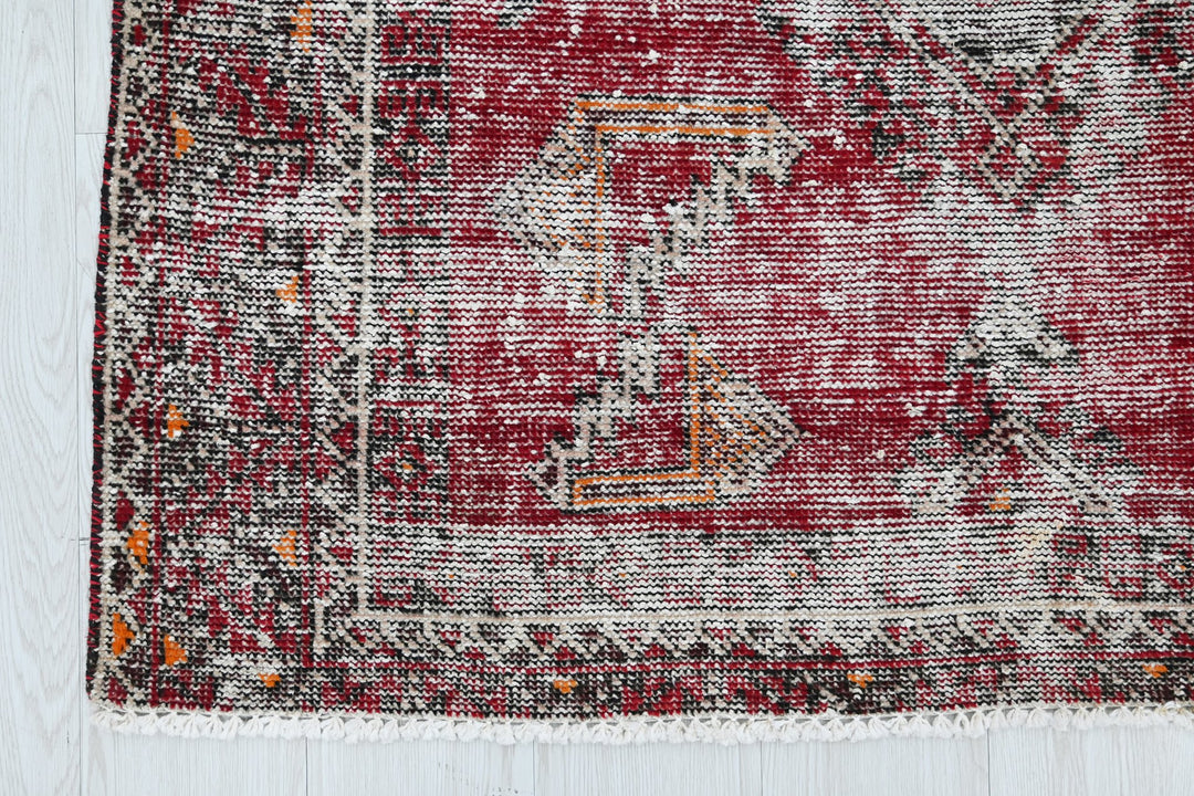red Accent rug 3' 10" x 6' 2"