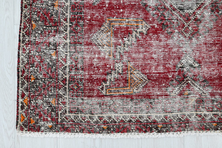 red Accent rug 3' 10" x 6' 2"