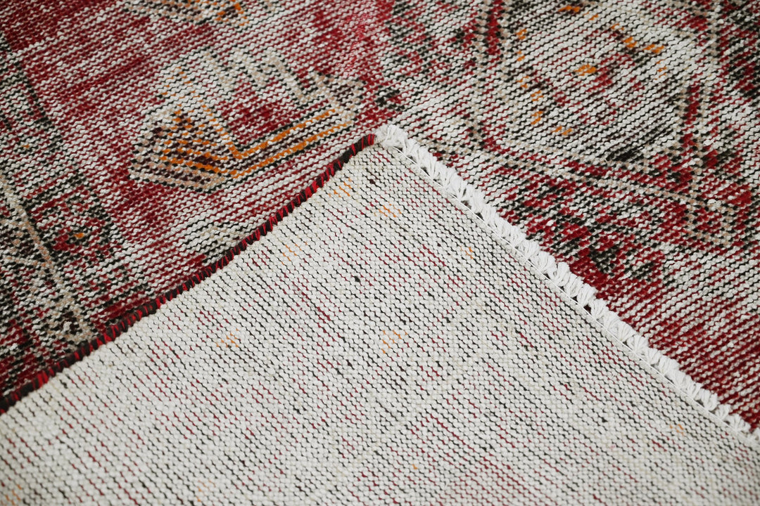 red Accent rug 3' 10" x 6' 2"