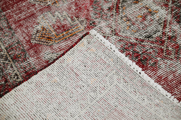 red Accent rug 3' 10" x 6' 2"