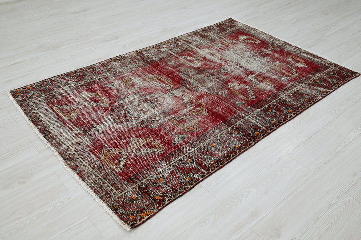 red Accent rug 3' 10" x 6' 2"