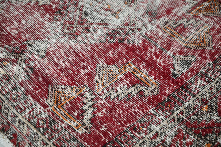 red Accent rug 3' 10" x 6' 2"