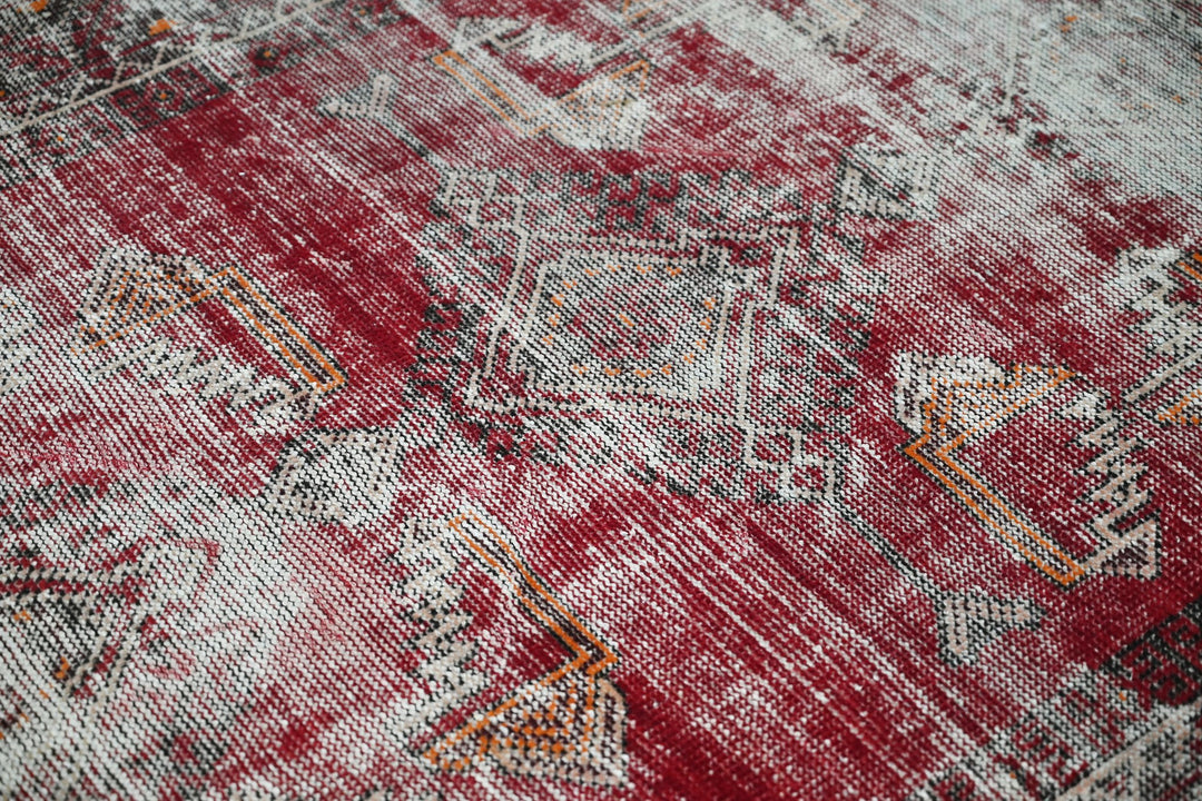 red Accent rug 3' 10" x 6' 2"