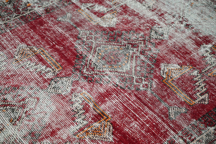 red Accent rug 3' 10" x 6' 2"