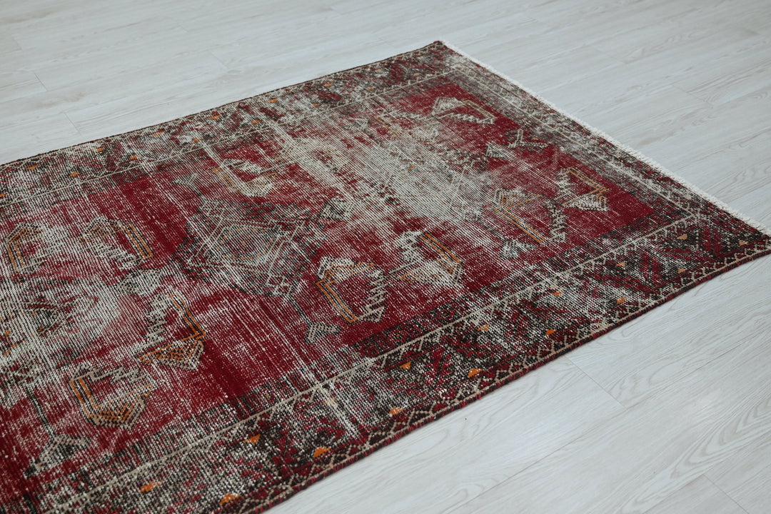 red Accent rug 3' 10" x 6' 2"