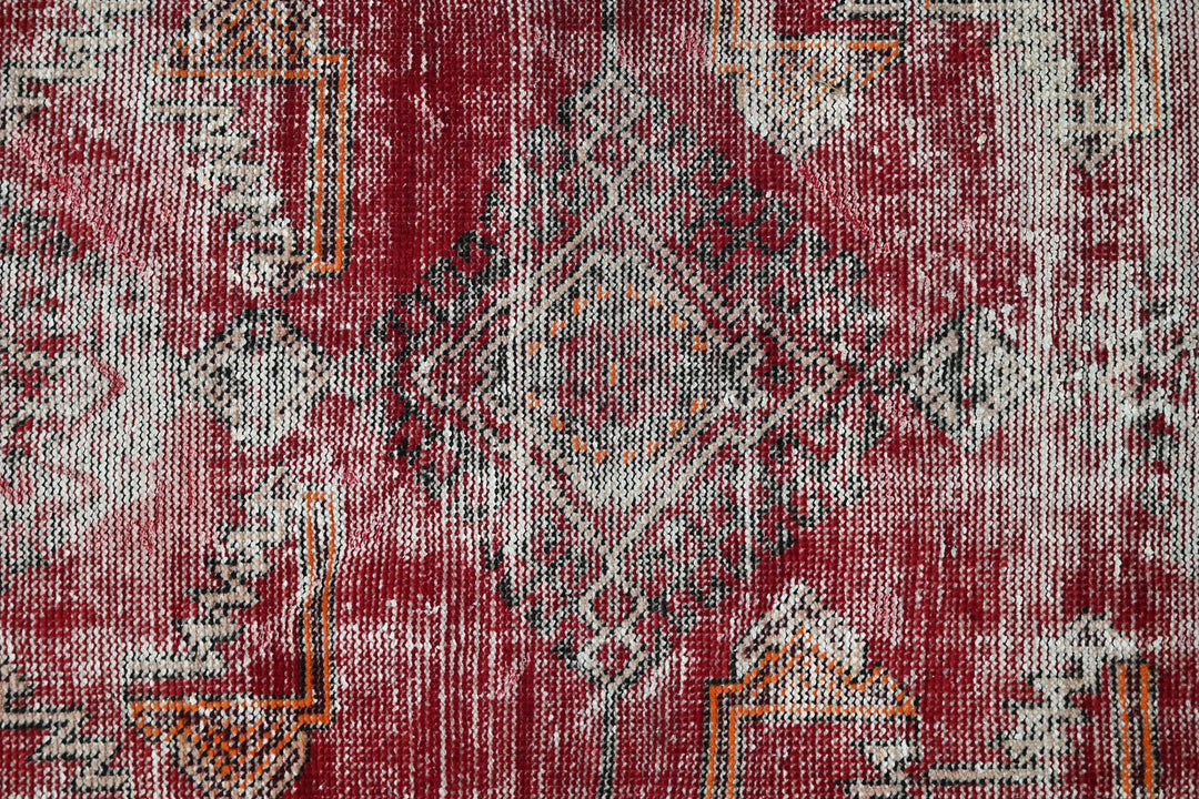 red Accent rug 3' 10" x 6' 2"