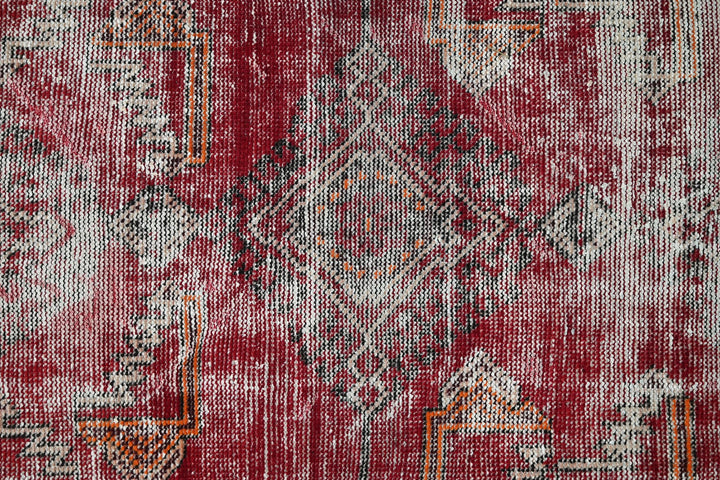 red Accent rug 3' 10" x 6' 2"