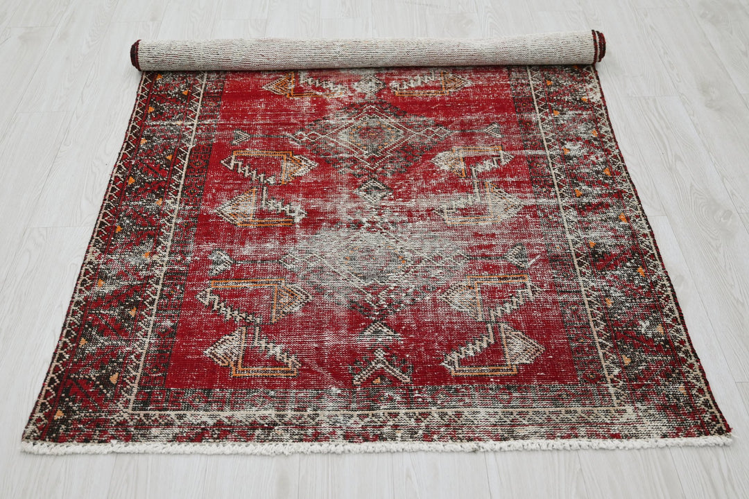 red Accent rug 3' 10" x 6' 2"
