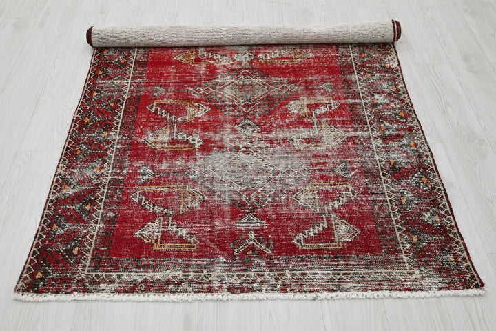 red Accent rug 3' 10" x 6' 2"