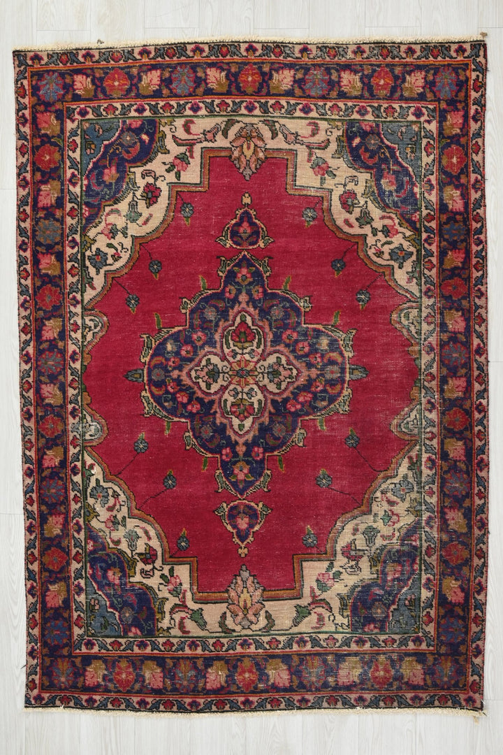 red Accent rug 4' 2" x 6' 0"
