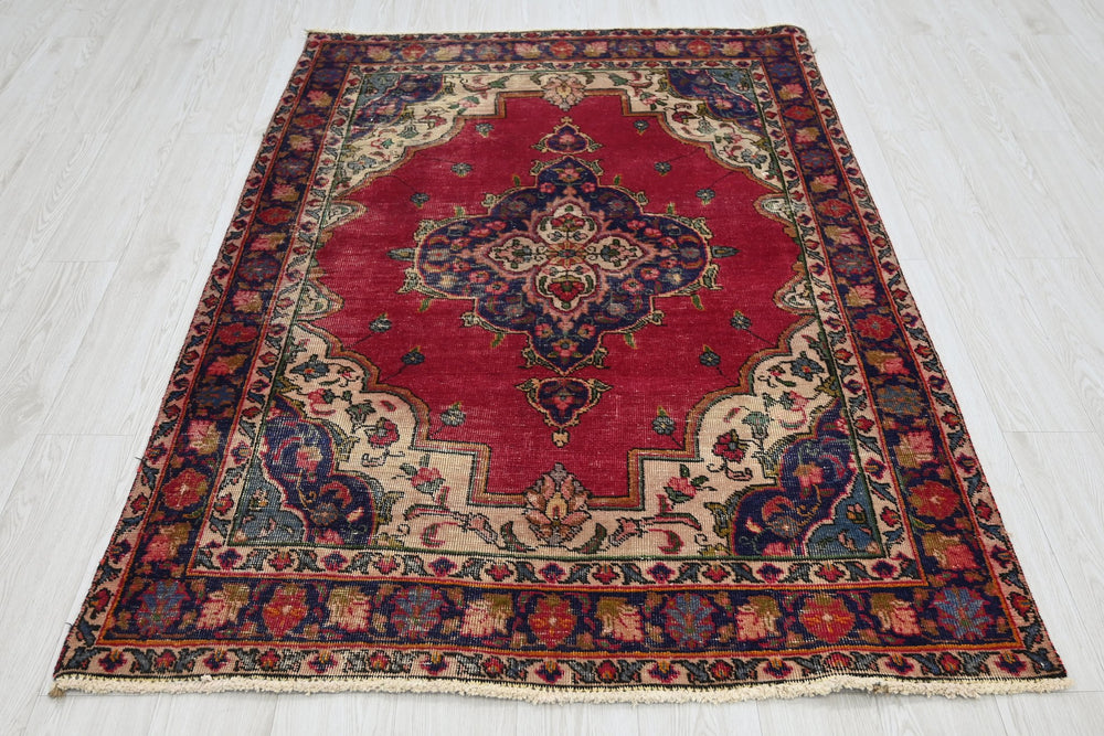 red Accent rug 4' 2" x 6' 0"