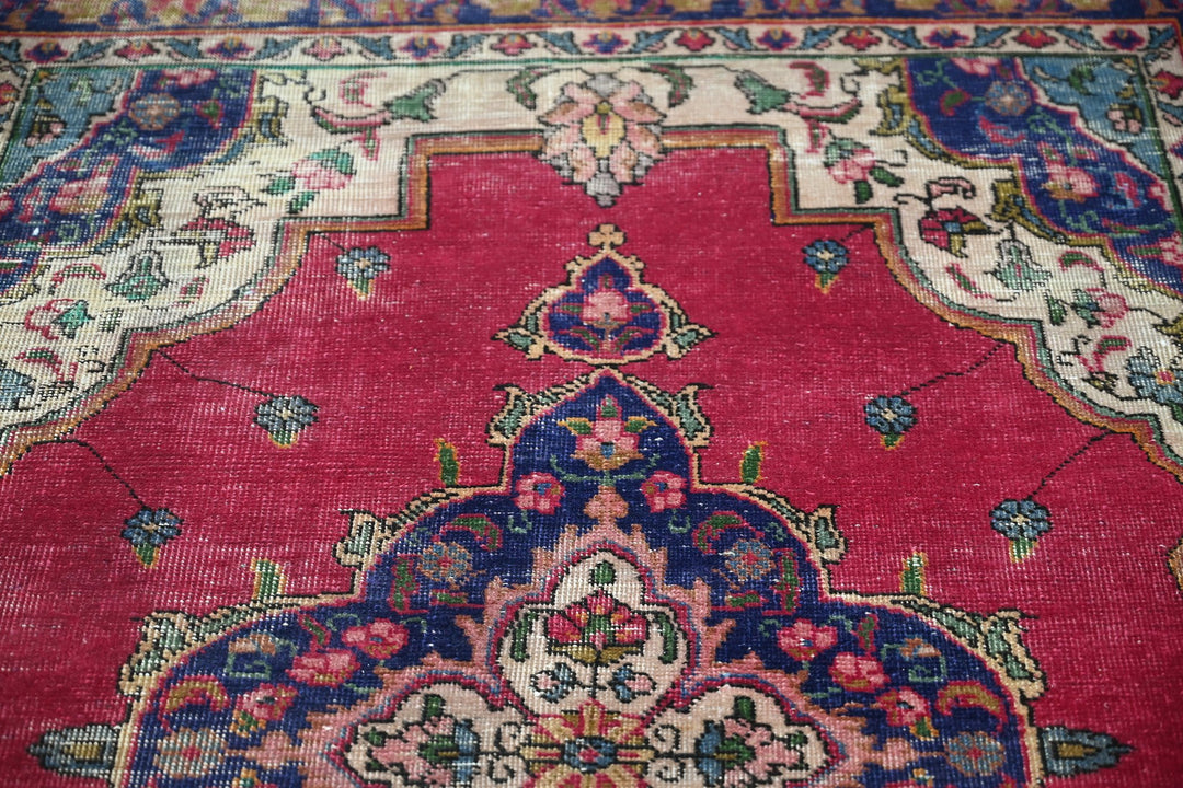 red Accent rug 4' 2" x 6' 0"