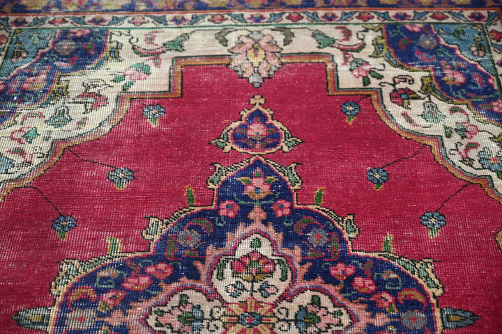 red Accent rug 4' 2" x 6' 0"